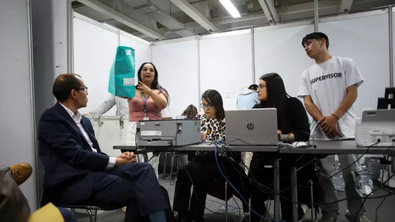 Colombianos ainda estão fazendo a apuração final da eleição que teve como vencedor inicial o candidado da extrema direita