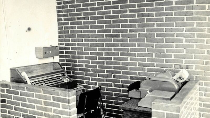 O Telex funcionava a partir de duas máquinas; à esquerda, um tipo de máquina de escrever recebia e escrevia as notícias e informes das centrais de informação, e à direita, outra máquina imprimia o texto