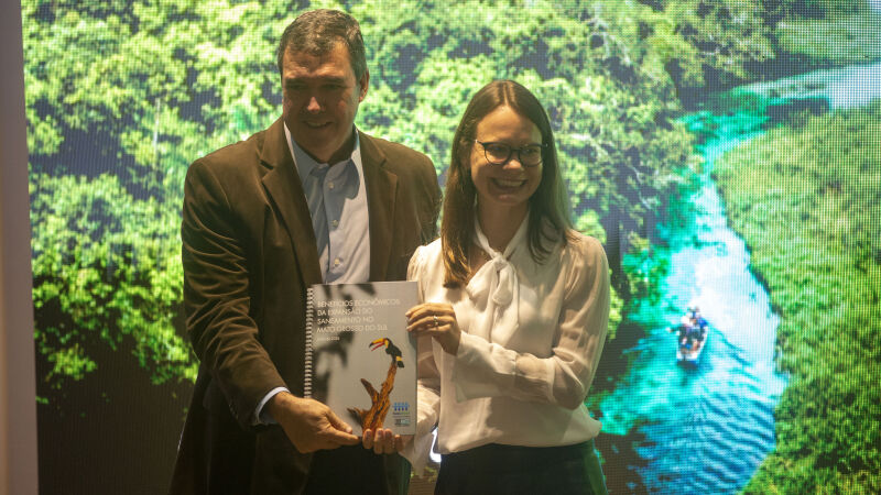 Governador Eduardo Riedel e Luana Pretto, diretora-executiva do Instituto Trata Brasil. 
