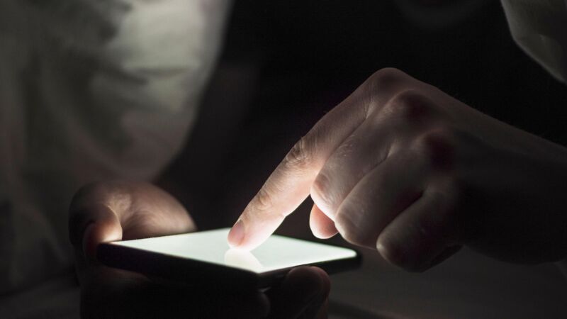 Uso constante do celular antes de dormir e durante a madrugada é sinal de alerta para a nomofobia