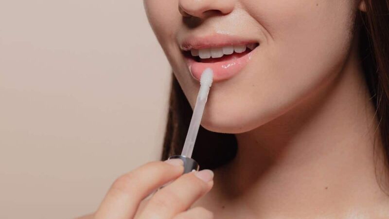 Oito ativos que você precisa analisar antes de comprar um gloss labial 