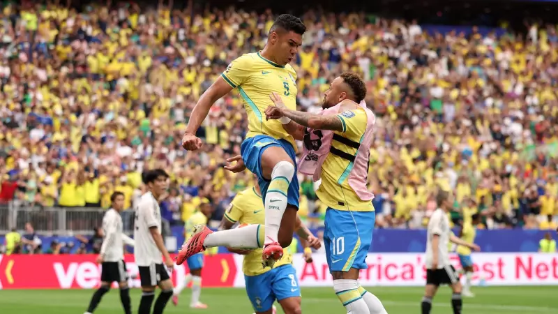 Casemiro comemora o gol marcado de cabeça e que abriu a virada sofrida que veio só no fim do jogo