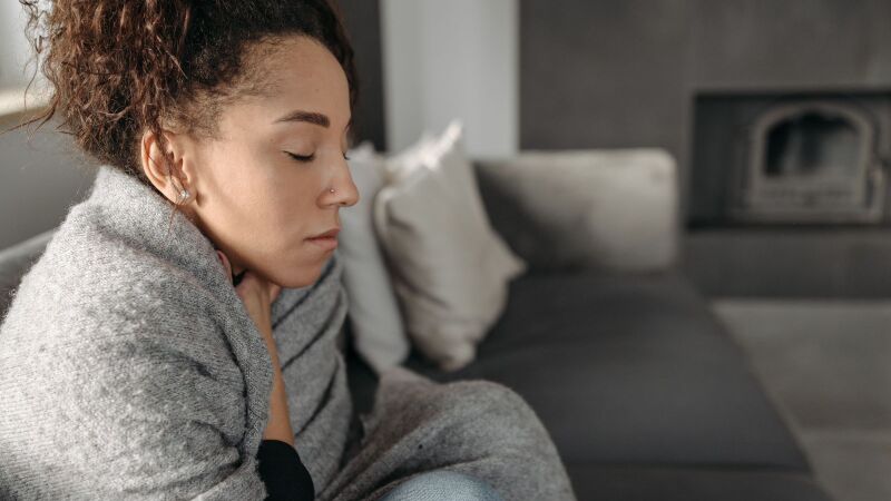 Você sofre com dores no frio? Entenda porque seu corpo reclama quando a temperatura cai        