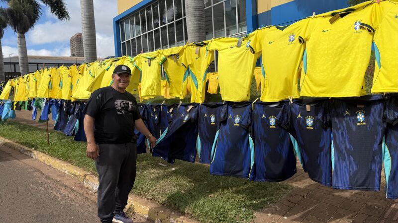 Roberto Borges vendendo camisa nos altos da avenida Afonso Pena