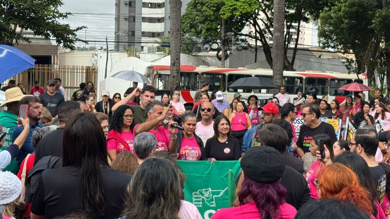 Professores se manifestaram na manhã desta sexta-feira (12)