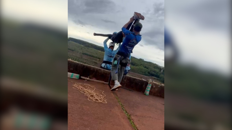 A jovem de 21 anos foi arremessada sem corda