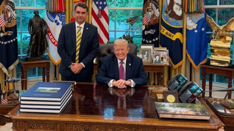 Anúncio do novo tarifaço veio dias após encontro de Flávio Bolsonaro com Donald Trump. O senador diz que pediu ao presidente para não taxar empresas brasileiras