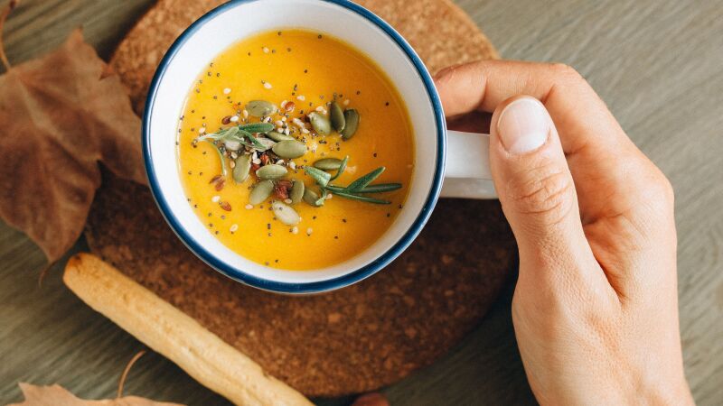 Tendência rústica em prática, o creme de abóbora-cabotiá se destaca por sua cor profunda e sabor terroso, características garantidas pelo uso da casca