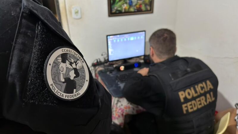 Polícia Federal prendeu um homem em flagrante por armazenar e divulgar vídeos de crianças sendo abusadas sexualmente