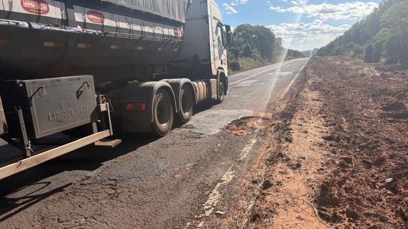 Buracos na altura do quilômetro 103 da MS-040 obrigam caminhoneiros a invadirem a pista contrária para afastar risco de danos