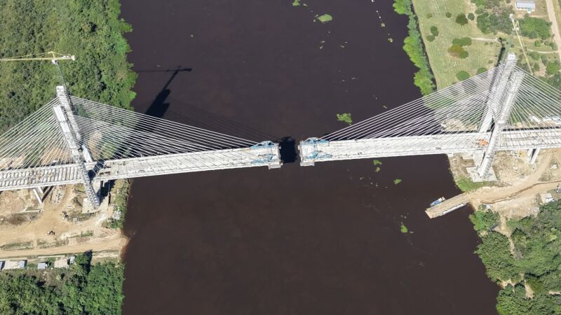 Construção iniciada ainda em 2022, a entrega da Ponte Bioceânica já foi prorrogada algumas vezes e, mais recentemente, estava prometida para o último dia de maio.