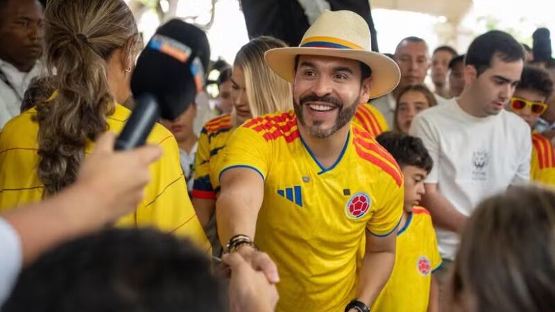 O advogado Abelardo de la Espriella venceu com margem mínima a eleição presidencial na Colômbia neste domingo