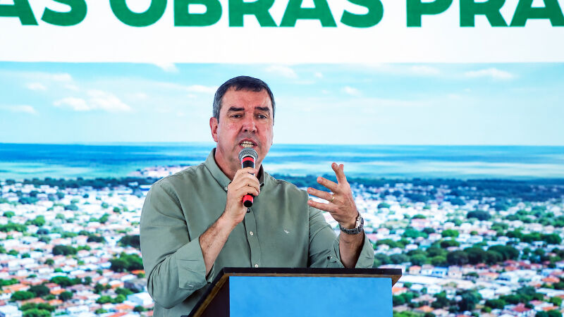 O governador Eduardo Riedel (PP) durante ato político em Sonora