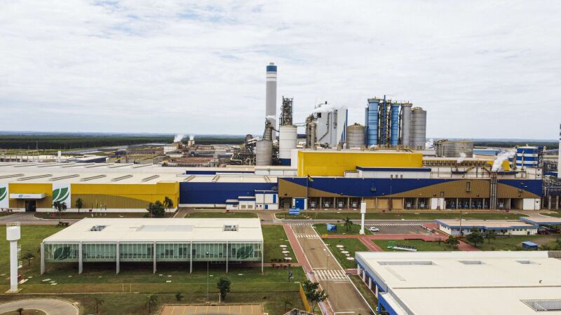 Fábrica da Suzano em Três Lagoas interrompeu a produção em abril e deixou de produzir quase 300 mil toneladas de celulose
