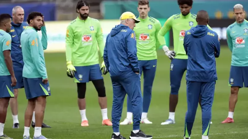 O treinador da equipe brasileira ainda não definiu o time titular, mas apontou que Ryan deve substituir o lesionado Raphinha