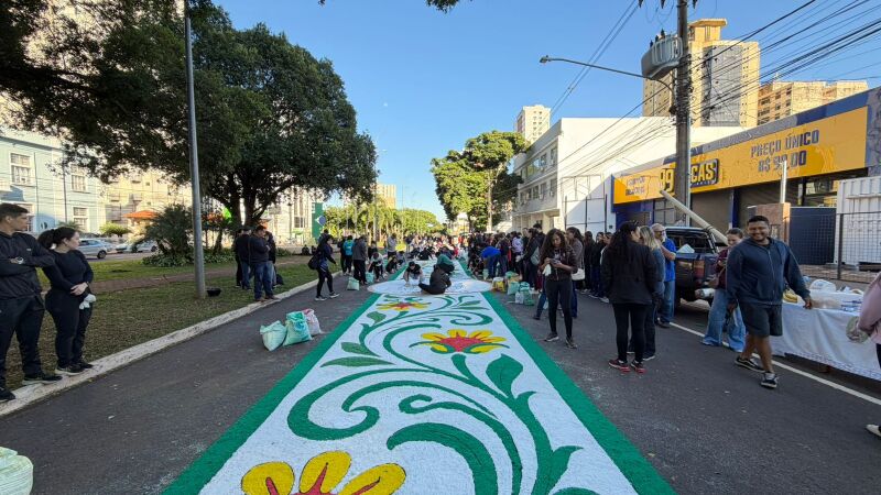 Tapete com desenho de flores da Paróquia Santa Luzia, bairro Santa Luzia