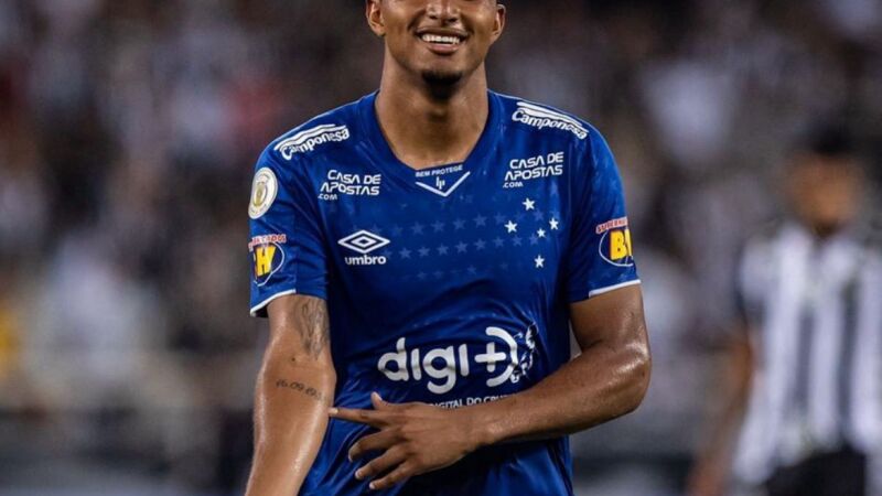 O jogador tem uma tatuagem com a data de nascimento da avó, que é terena