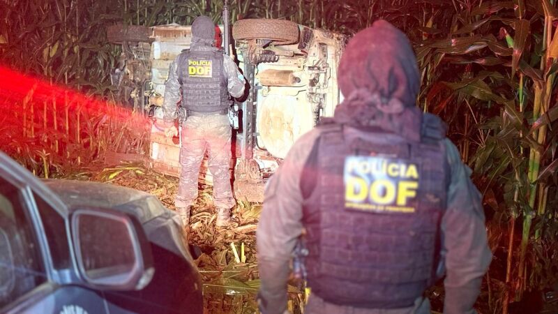 Veículo capotado abarrotado de maconha