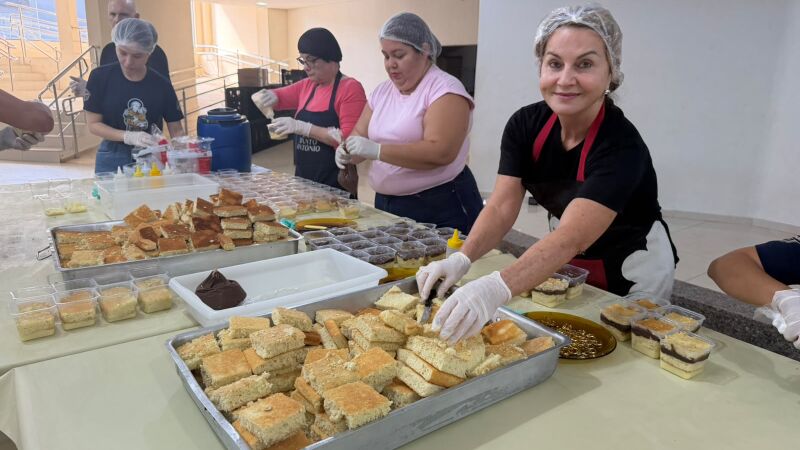 Cada grupo tem seu papel a confecção do bolo de Santo Antônio: produção, montagem, logística, compra e armazenamento