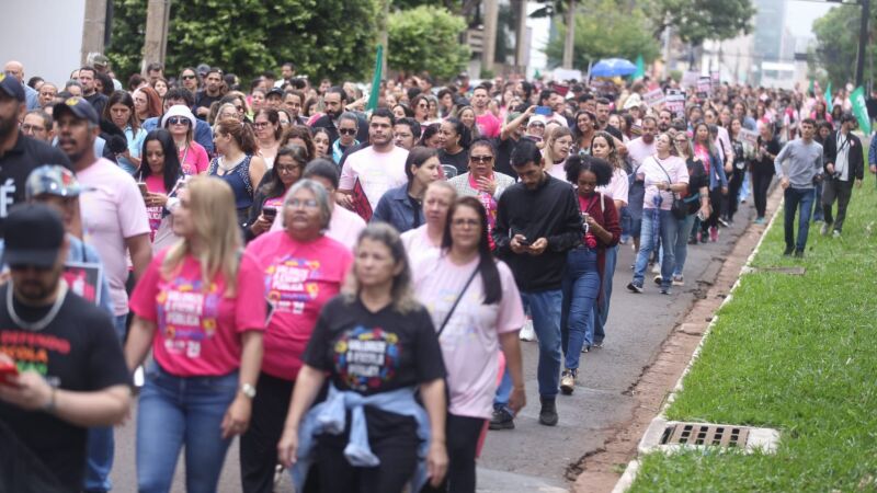 Professores da Rede Municipal de Ensino lotaram a região central de Campo Grande nesta sexta-feira (12) para cobrar o cumprimento do acordo do piso salarial firmado com a Prefeitura.