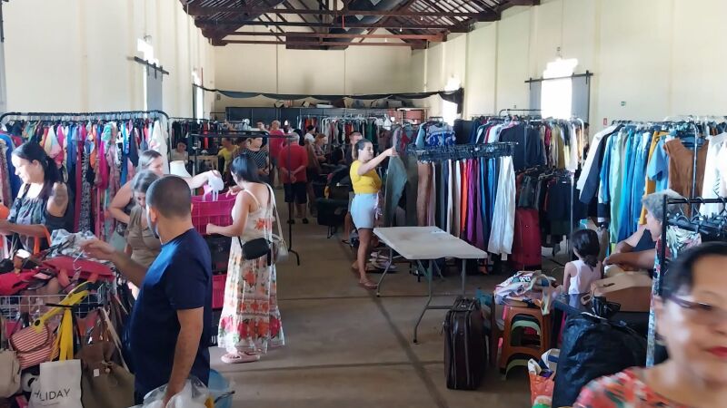 Roupa boa, bonita e barata será vendida neste fim de semana em brechó coletivo