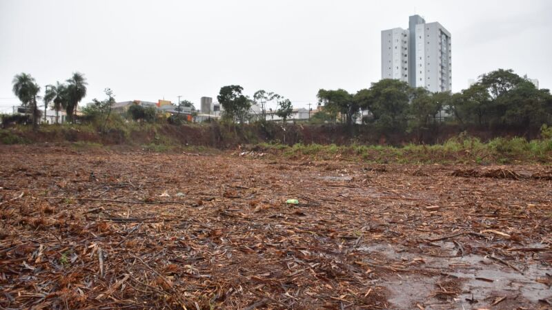Terreno de 27 mil metros quadrados é alvo de denúncias por sujeira e risco à saúde