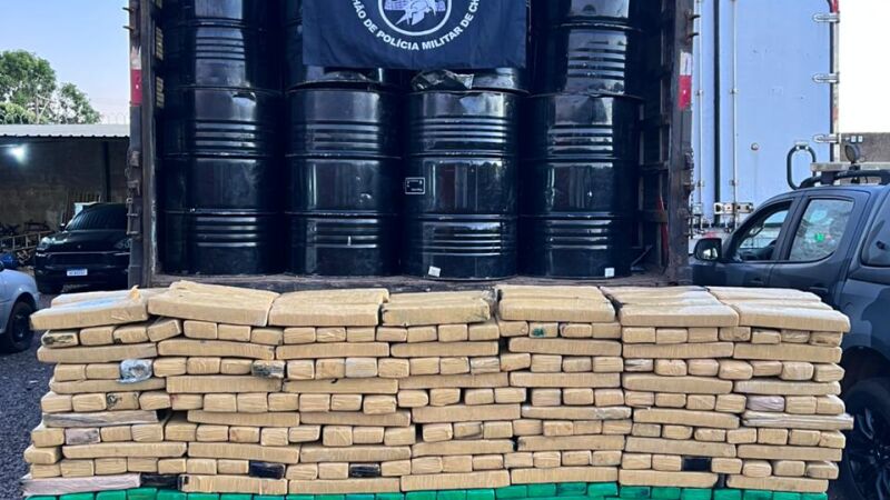 Foram apreendidos quase 1,5 mil tabletes de maconha no interior do veículo