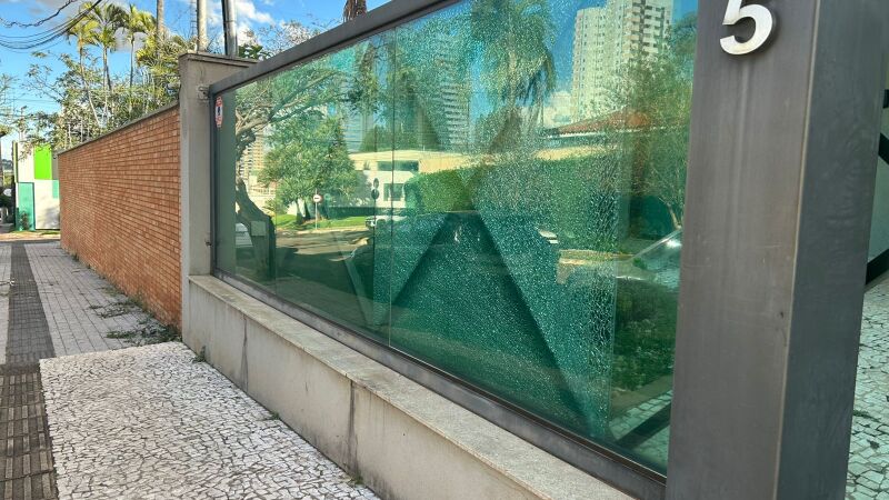 Um dos disparos atingiu o portão de vidro de um escritório de arquitetura
