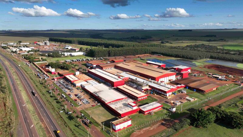 Frigorífico está instalado às margens da BR-163, próximo da área urbana de São Gabriel do Oeste e a partir de agora vai empregar 3,6 mil pessoas 