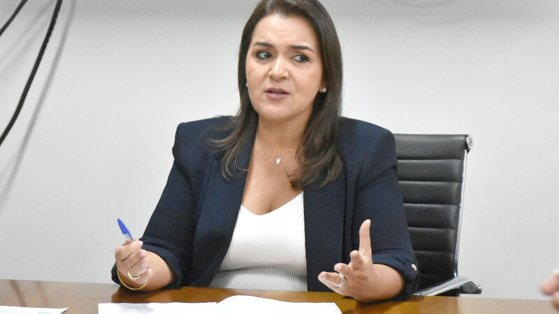 Juiz nega pedido de Adriane contra Érika Hilton e decide por audiência de conciliação