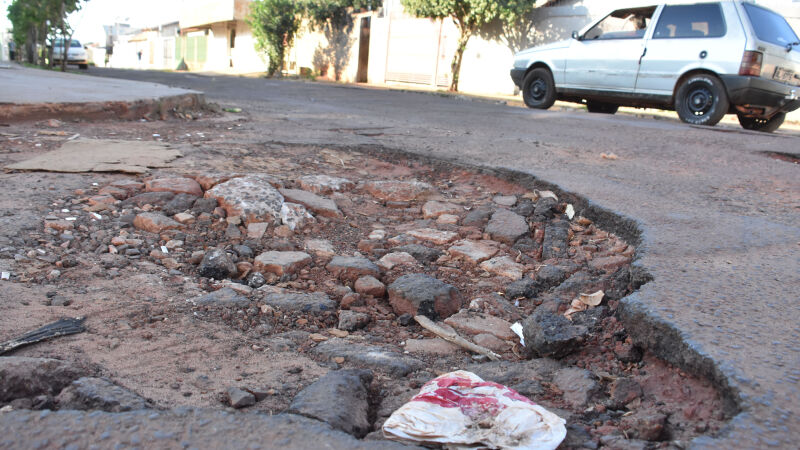 Serviço de tapa-buraco de Campo Grande deve ser retomado neste mês com novas frentes, segundo promessa feita pela prefeitura