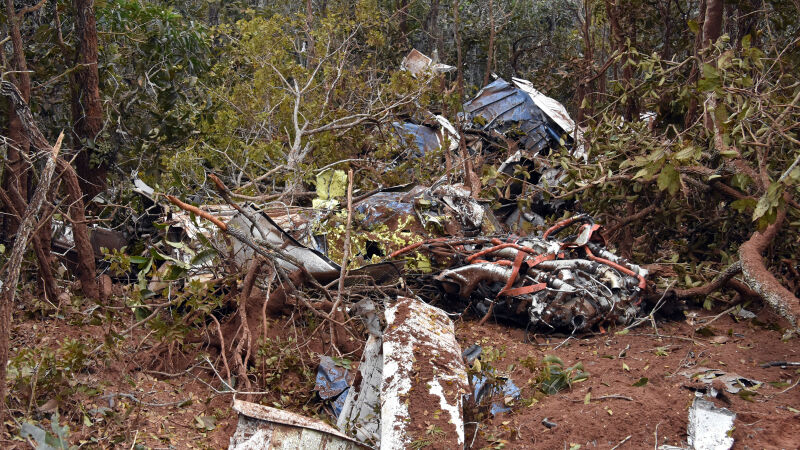 Aeronave ficou completamente destruída em decorrência do impacto com a vegetação e o solo próximo à cabeceira da pista