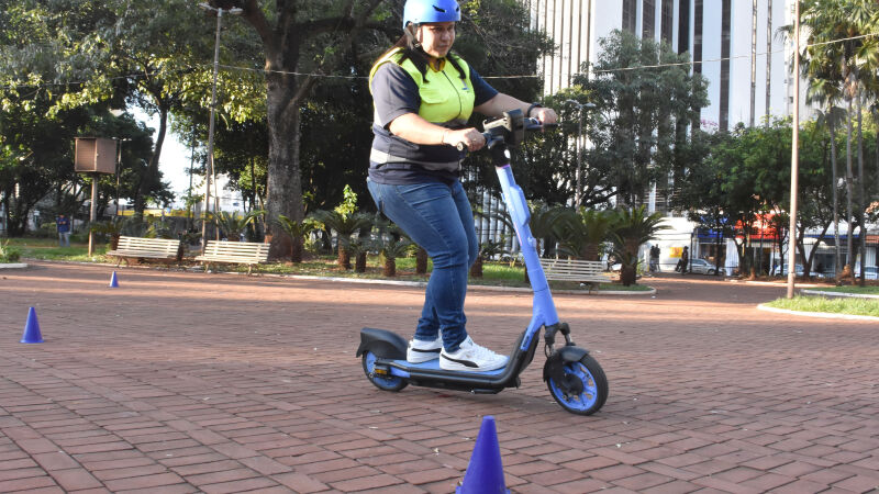 A força-tarefa educativa marca a fase de testes e adaptação dos patinetes elétricos em Campo Grande