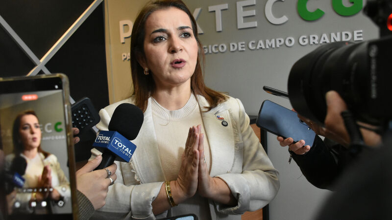 Durante coletiva no Tarapacá Day, Adriane Lopes afirmou que pretende cumprir a Lei do Piso, mas disse que o município precisa conciliar a valorização dos professores com o equilíbrio das contas públicas