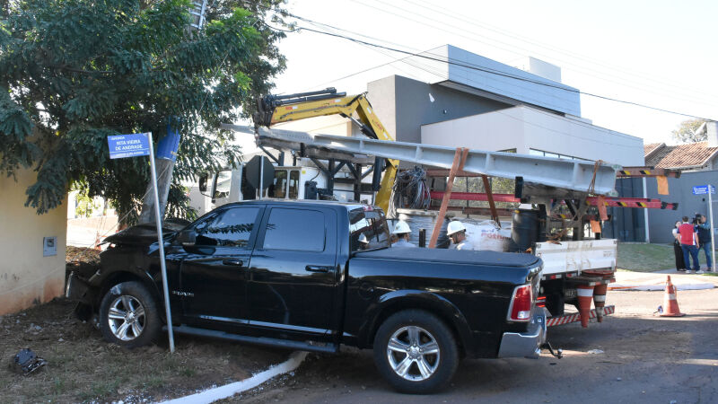 Camionete colidiu frontalmente com o poste de luz, durante a madrugada, no bairro Vila Vilas Boas 
