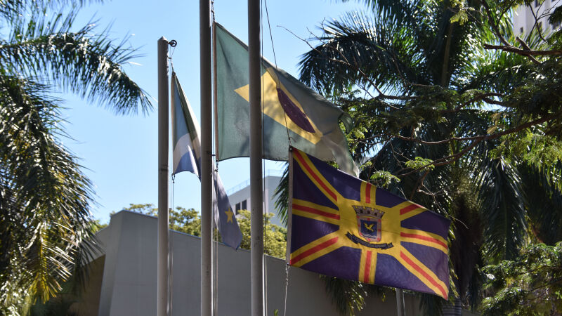 Bandeira da Campo Grande hasteada a meio mastro, representando símbolo de luto