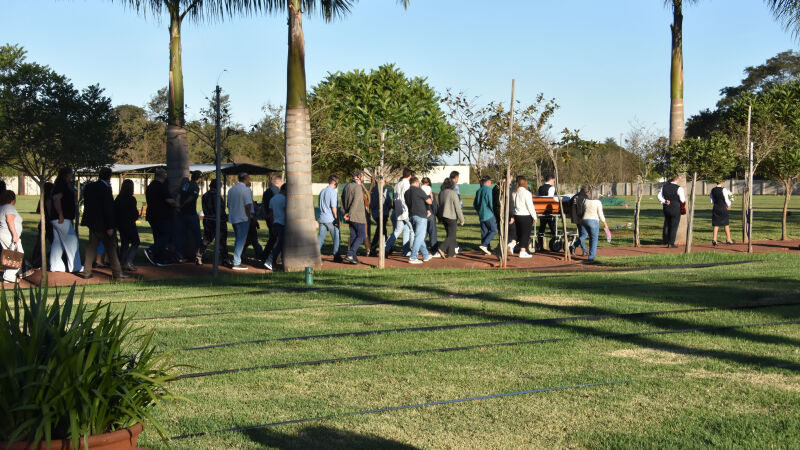 Enterro ocorreu por volta das 16h07min, no Cemitério Jardim das Palmeiras
