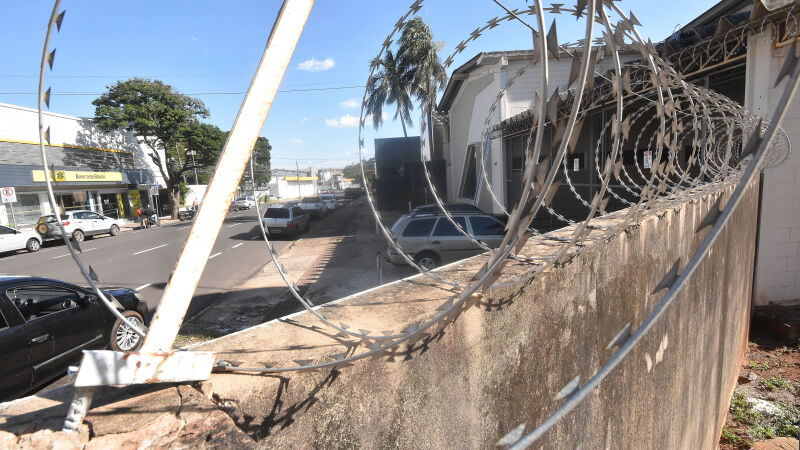 Comerciantes têm instalado concertinas, cercas elétricas e câmeras para inibir novos roubos na região