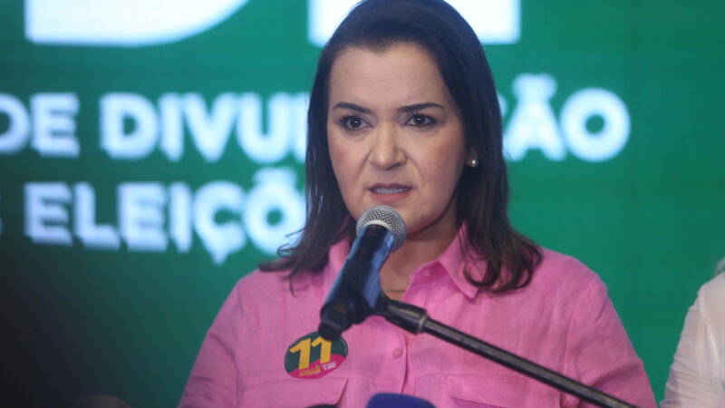 Adriane Lopes durante evento em Campo Grande; prefeita teve inquérito arquivado após investigação sobre fala feita durante pregação religiosa.