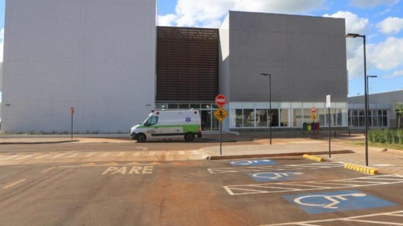 Ambulância e fachada no Hospital Universitário da UFGD