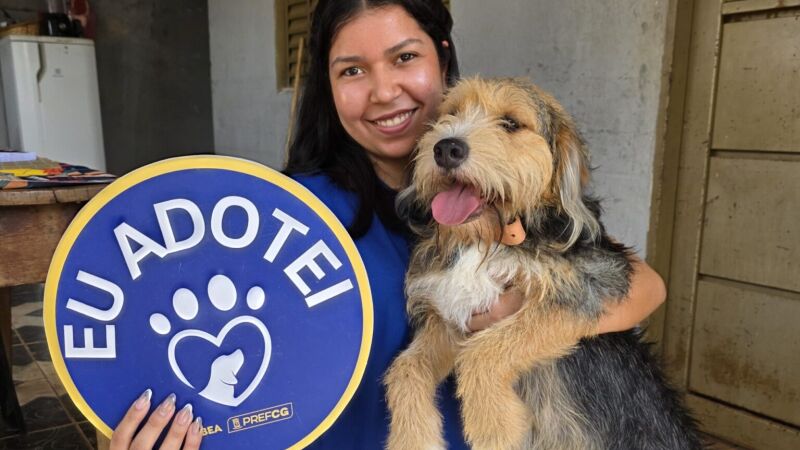 Mulher que adotou cachorro em feira de adoção