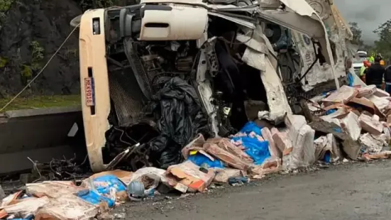 Destroços da carreta e da mureta central da BR-277 após o acidente fatal em Morretes, no Paraná