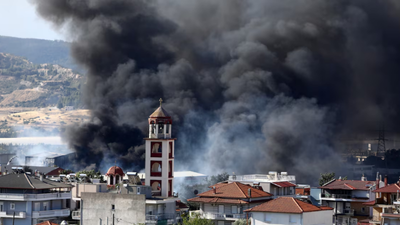 Incêndio atinge Tessalônica, na Grécia, neste domingo