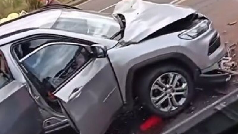 Um dos veículos envolvidos no engavetamento ficou com a parte dianteira destruída após acidente na BR-163, em Campo Grande.
