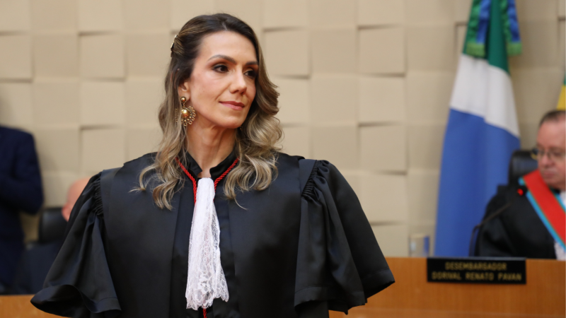 Ana Carolina Ali Garcia recebeu a toga da magistratura na sessão solene que marcou sua apresentação no cargo de desembargadora do TJMS