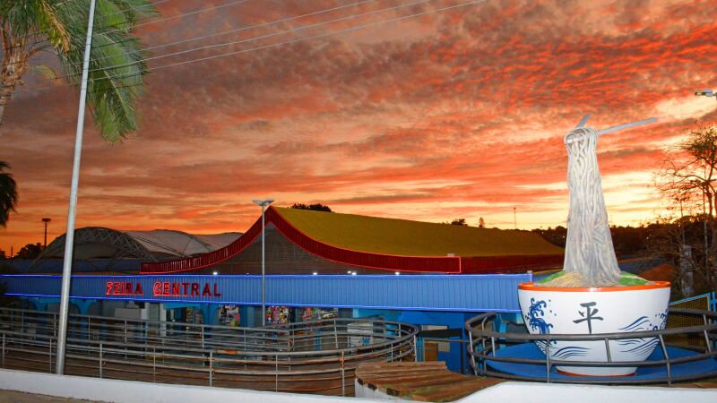 Pôr do sol encantador na Feira Central de Campo Grande