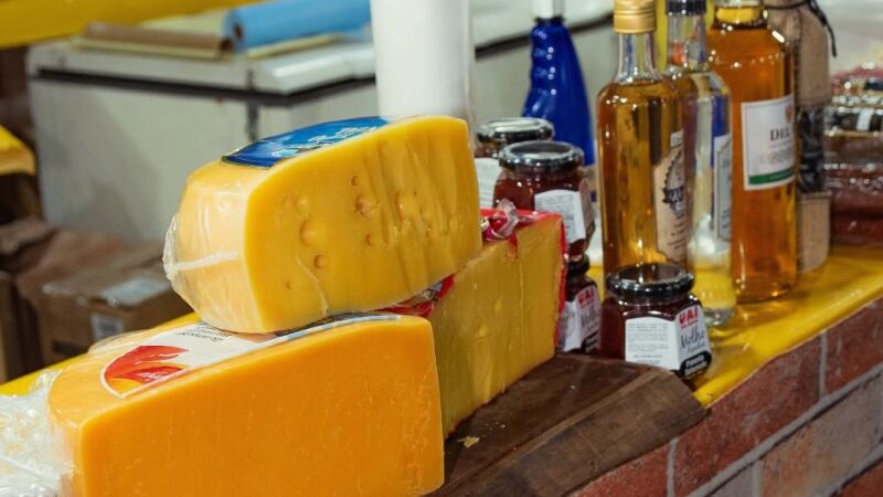Exposição e venda de vinhos, queijos e cachaças na FenaSul 