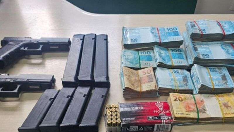 Foram apreendidas armas e dinheiro vivo