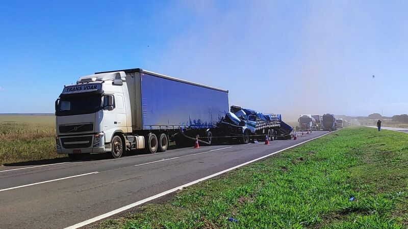 Carreta bateu na traseira de outra e motorista morreu