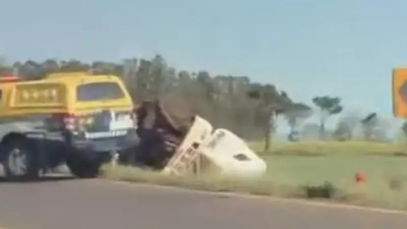 Carreta tombou às margens da MS-164, na região do distrito de Itamarati, em Ponta Porã; o motorista morreu ainda no local.